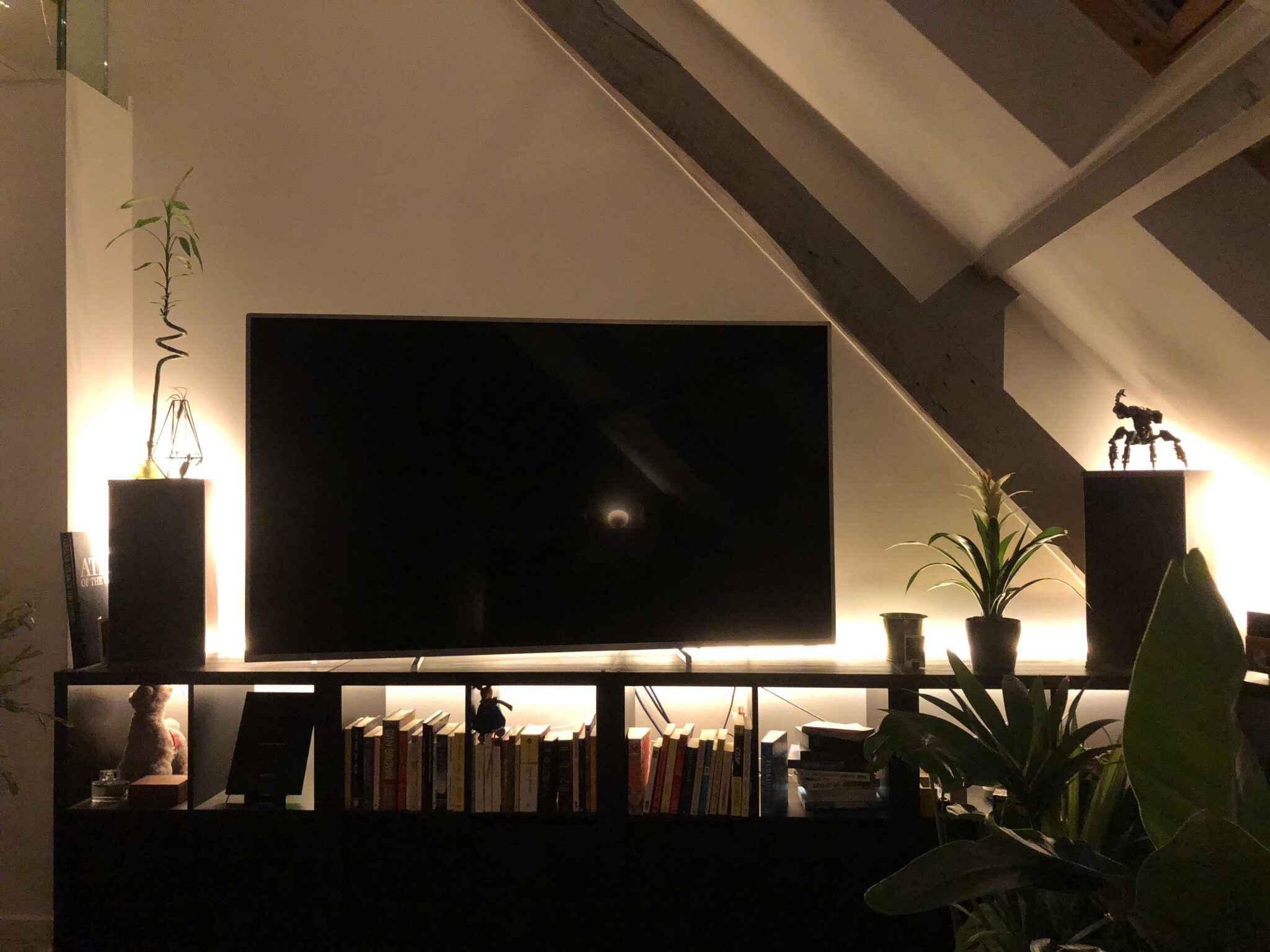 Extending a Philips Ambilight with Philips hue LED strips behind KALLAX